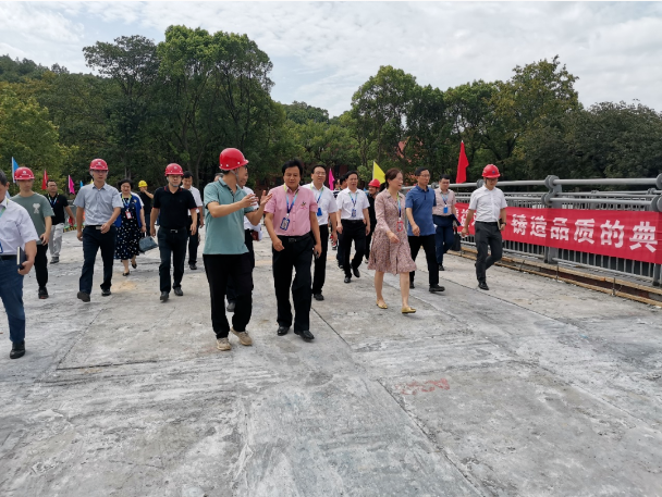 市政要聞 | 湖南工商大學黨委書記陳曉紅院士、長沙市公共工程建設中心總工劉學武帶隊赴湖南工商大學跨桐梓坡路過街天橋項目考察調(diào)研